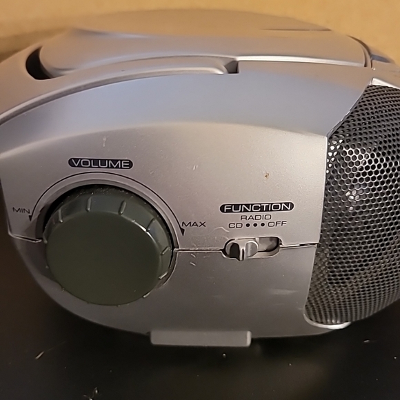 Emerson Portable Stereo am/fm Compact Disc Player - Picture 11 of 16